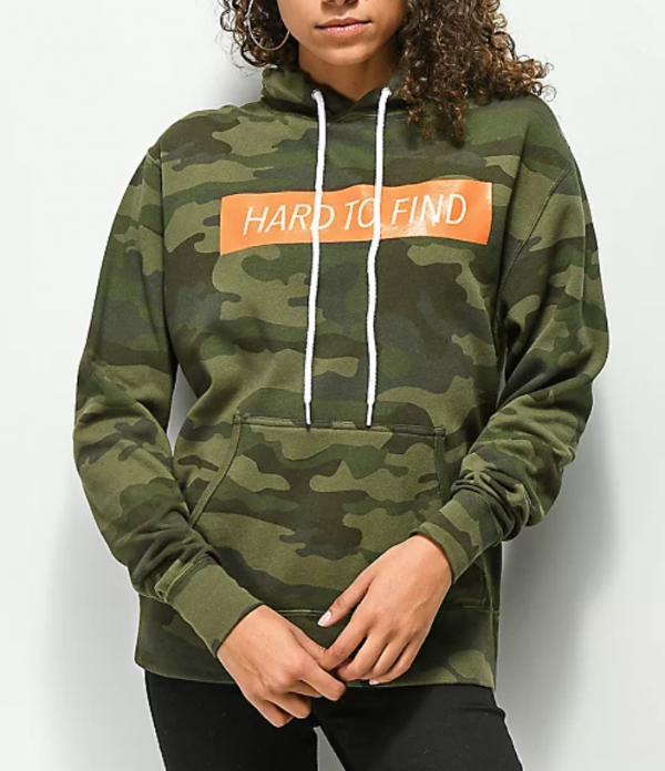 Hoodie dengan motif camouflage